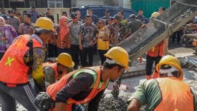 Gubernur Jawa Tengah Ahmad Luthfi saat meninjau langsung preservasi ruas Jalan Wiradesa-Kajen sepanjang 5,475 kilometer, di Kabupaten Pekalongan, Kamis (2/10/2025). Foto: dokumentasi
