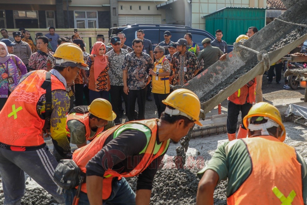 Gubernur Jawa Tengah Ahmad Luthfi saat meninjau langsung preservasi ruas Jalan Wiradesa-Kajen sepanjang 5,475 kilometer, di Kabupaten Pekalongan, Kamis (2/10/2025). Foto: dokumentasi