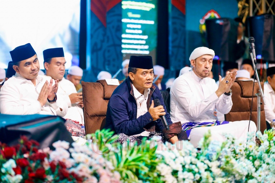 Gubernur Jawa Tengah Ahmad Luthfi dan Wakil Gubernur Taj Yasin Maimoen saat meluncurkan program beasiswa santri dan pengasuh pesantren tahun 2026 dalam kegiatan Jateng Bersholawat di Kudus, Selasa (21/10/2025). Foto: dokumentasi