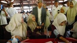 Gubernur Jateng Ahmad Luthfi saat meninjau pelaksanaan program dokter spesialis keliling di alun-alun Simpang Tujuh, Kudus. Foto: dokumentasi