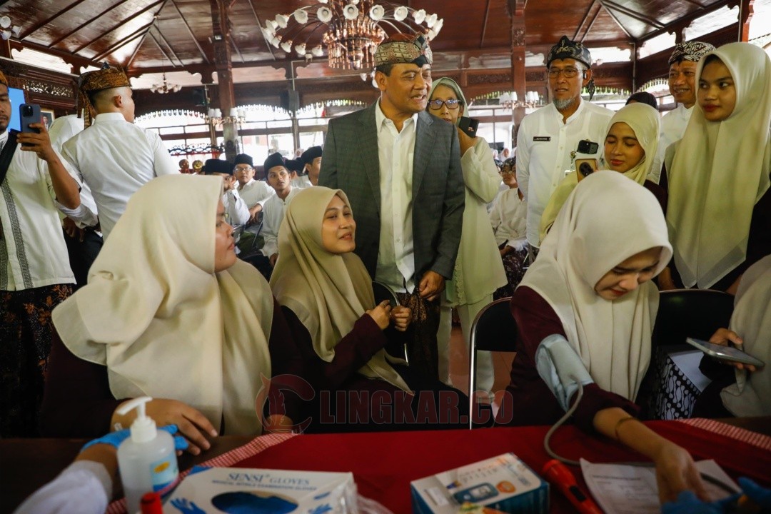 Gubernur Jateng Ahmad Luthfi saat meninjau pelaksanaan program dokter spesialis keliling di alun-alun Simpang Tujuh, Kudus. Foto: dokumentasi