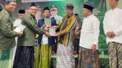 Peluncuran buku 'Teladan Sepanjang Zaman' pada malam tasyakuran Hari Santri Nasional 2025 di Gedung PCNU Kota Semarang, Jl. Puspogiwang I/47 Gisikdrono, Kecamatan Semarang Barat, Kota Semarang, Selasa (21/10/2025) malam. Foto: istimewa