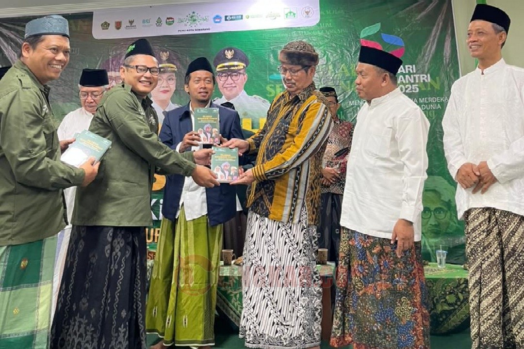 Peluncuran buku 'Teladan Sepanjang Zaman' pada malam tasyakuran Hari Santri Nasional 2025 di Gedung PCNU Kota Semarang, Jl. Puspogiwang I/47 Gisikdrono, Kecamatan Semarang Barat, Kota Semarang, Selasa (21/10/2025) malam. Foto: istimewa