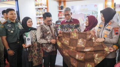 Sekda Jateng Sumarno saat meninjau even Magelang Batik Festival 2025, di Alun-alun Kota Magelang, Rabu (22/10/2025). Foto: dokumentasi
