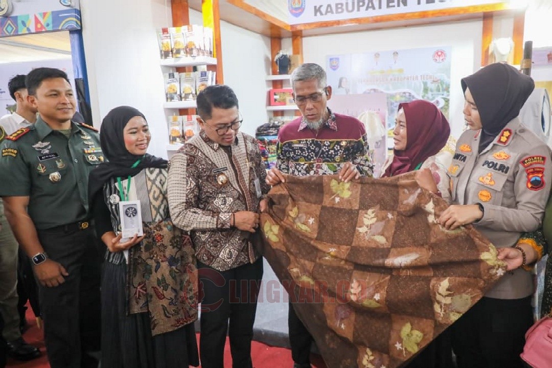 Sekda Jateng Sumarno saat meninjau even Magelang Batik Festival 2025, di Alun-alun Kota Magelang, Rabu (22/10/2025). Foto: dokumentasi