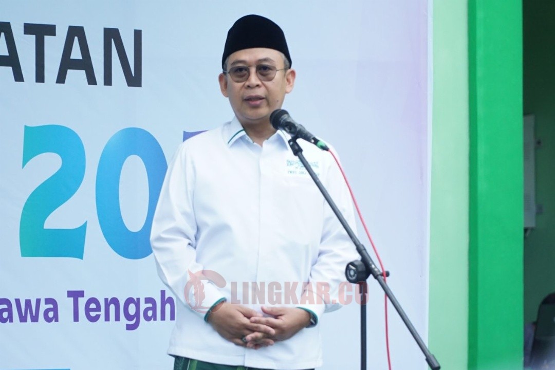 Ketua PWNU Jateng KH Abdul Ghaffar Rozin saat menjadi inspektur upacara Hari Santri Nasional 2026 di Halaman kantor PWNU Jateng Jalan dr Cipto Kota Semarang, Rabu (22/10/2025).