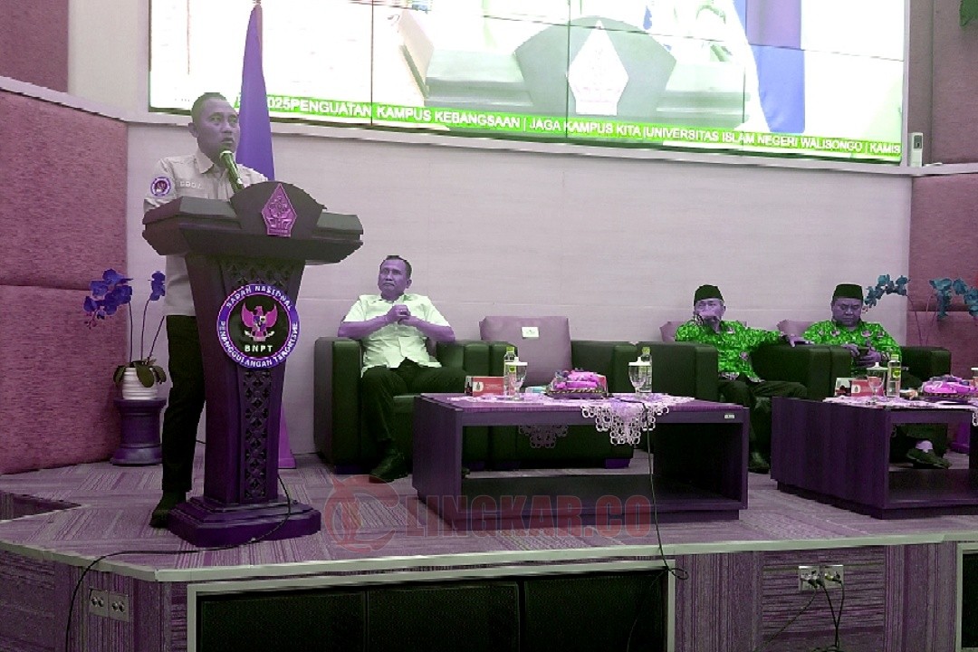 Kepala BNPT, Komjen Pol. (Purn) Eddy Hartono, SIK, MH saat menyampaikan materi di Gedung Teaterikal UIN Walisongo Semarang, Kamis (23/10/2025). Foto: Rifqi/Lingkar.co