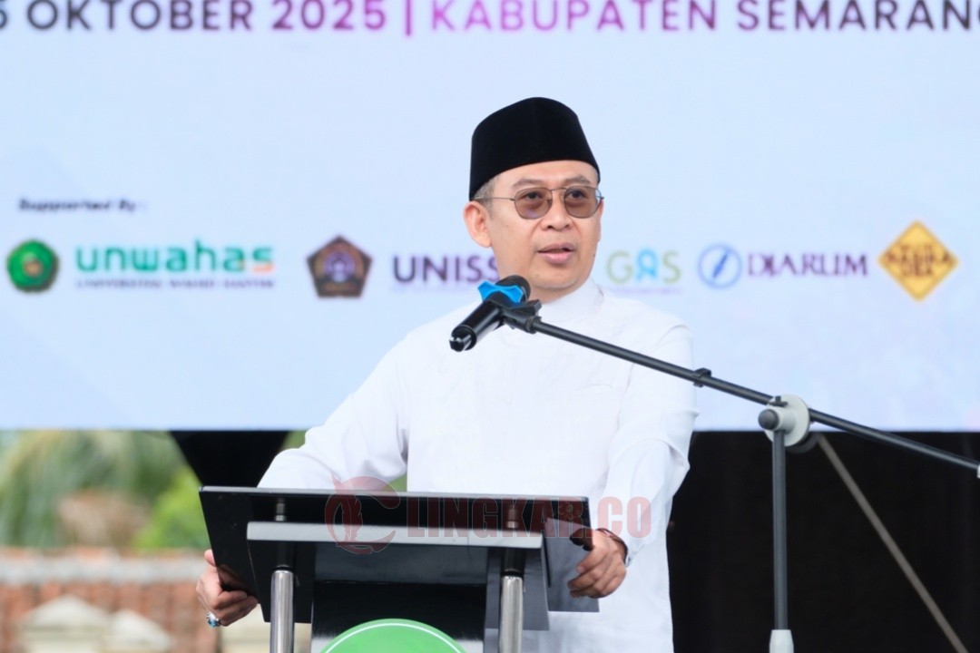 Ketua PWNU Jateng KH Abdul Ghaffar Rozin saat pembukaan rangkaian puncak Hari Santri 2025 PWNU Jateng di Stadion Pandanaran Wujil, Bergas, Kabupaten Semarang, Kamis (23/10/2025). Foto: dokumentasi