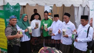 Ketua PWNU Jateng KH Abdul Ghaffar Rozin saat meninjau salah satu stand inovasi produk pertanian dalam puncak Hari Santri 2025 PWNU Jateng di Stadion Pandanaran Wujil, Bergas, Kabupaten Semarang, Kamis (23/10/2025). Foto: dokumentasi