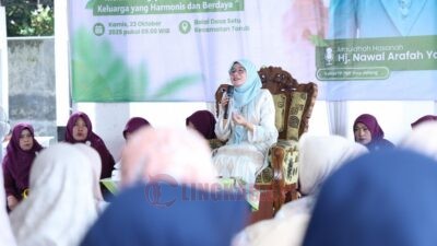 Ketua TP PKK Jateng Nawal Arafah Yasin menyampaikan Mauidhoh Hasanah dalam kegiatan Silaturahmi TP PKK Kabupaten Tegal, di Balai Desa Setu, Kecamatan Tarub, Kamis (23/10/2025). Foto: dokumentasi