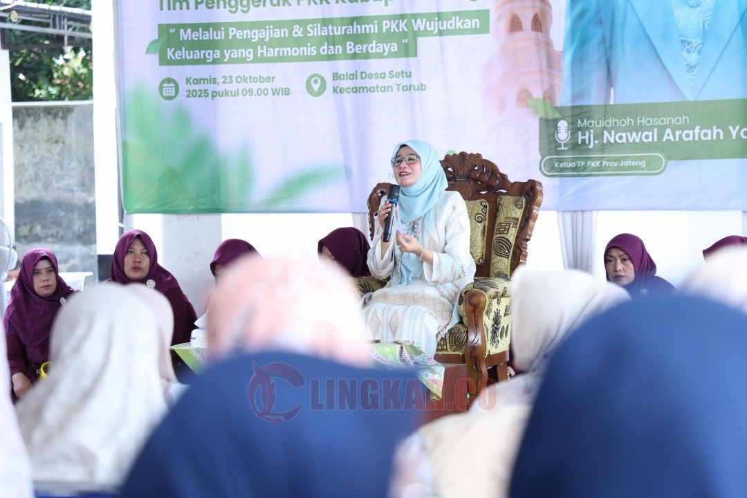 Ketua TP PKK Jateng Nawal Arafah Yasin menyampaikan Mauidhoh Hasanah dalam kegiatan Silaturahmi TP PKK Kabupaten Tegal, di Balai Desa Setu, Kecamatan Tarub, Kamis (23/10/2025). Foto: dokumentasi