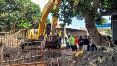 Sebuah eksavator yang digunakan untuk memperbaiki aliran air di jembatan sungai Lingen di Desa Kartikajaya Kecamatan Patebon, Kabupaten Kendal