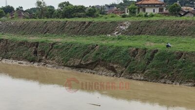 Salah satu rekahan di tanggul Kali Bodri Kendal. Foto: Yoedhi/Lingkar.co