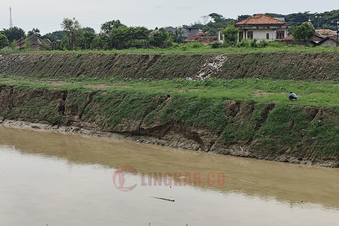 Salah satu rekahan di tanggul Kali Bodri Kendal. Foto: Yoedhi/Lingkar.co