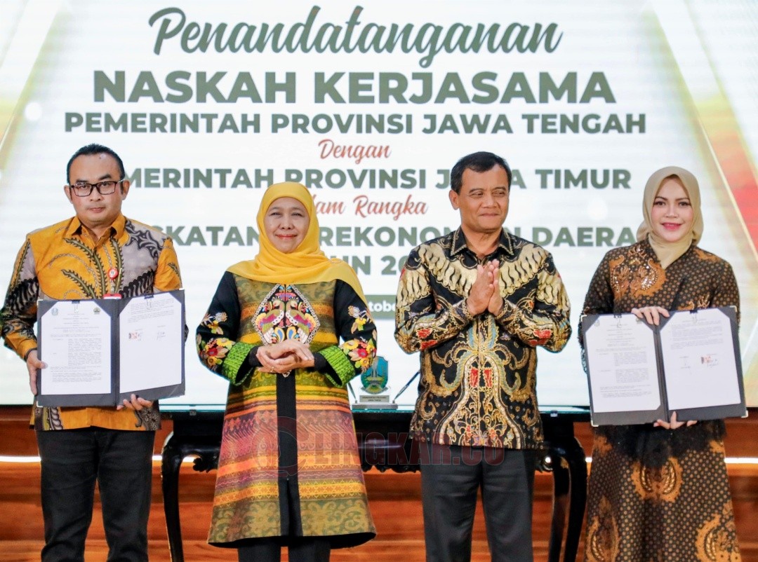 Khofifah Indar Parawansa dan Ahmad Luthfi saat kegiatan penandatanganan MOU antara Pemprov Jateng dengan Jatim di Gedung Negara Grahadi, Surabaya, Jumat (24/10/2025). Foto: dokumentasi