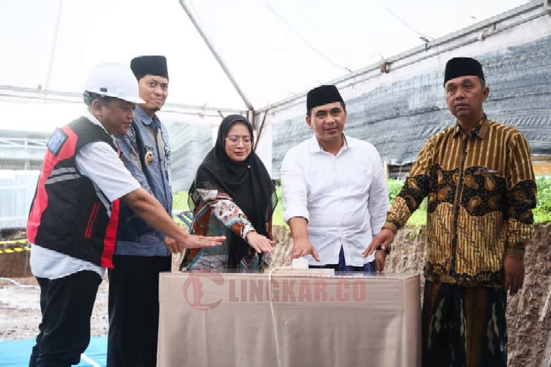 Wakil Gubernur Jateng Taj Yasin Maimoen saat mengikuti kegiatan Peletakan Batu Pertama Gedung Darussalam Rumah Sakit Islam Banjarnegara, Sabtu, (25/10/2025).