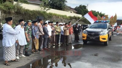Kepala Kantor Kemenag Kota Semarang, Muhtasit saat melepas ribuan peserta Kirab Kebangsaan Hari Santri Nasional tahun 2025 yang dilakukan oleh Pesantren Askhabul Kahfi di Sirkuit BSB Mijen, Kota Semarang, Sabtu (25/10/2025).