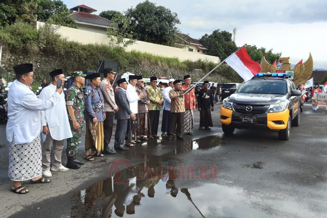 Kepala Kantor Kemenag Kota Semarang, Muhtasit saat melepas ribuan peserta Kirab Kebangsaan Hari Santri Nasional tahun 2025 yang dilakukan oleh Pesantren Askhabul Kahfi di Sirkuit BSB Mijen, Kota Semarang, Sabtu (25/10/2025).