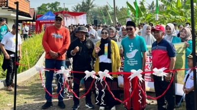Para peserta bersiap memulai Jalan Sehat Kebhinekaan dari halaman Pondok Pesantren Al-Insaniyyah, Dusun Druju Sidorejo Kidul Tingkir Salatiga pada Minggu (26/10/2025)