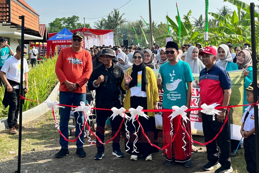 Para peserta bersiap memulai Jalan Sehat Kebhinekaan dari halaman Pondok Pesantren Al-Insaniyyah, Dusun Druju Sidorejo Kidul Tingkir Salatiga pada Minggu (26/10/2025)