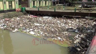 Tumpukan sampah yang menyumbat salah satu aliran sungai di Kabupaten Kendal. Foto: Yoedhi/Lingkar.co