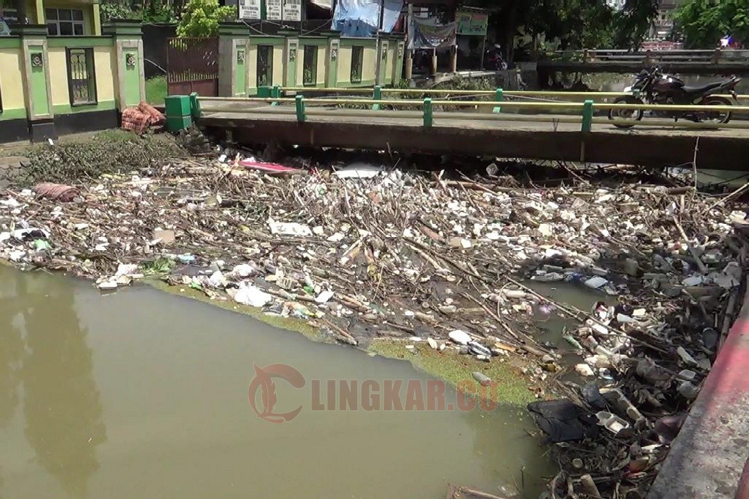 Tumpukan sampah yang menyumbat salah satu aliran sungai di Kabupaten Kendal. Foto: Yoedhi/Lingkar.co