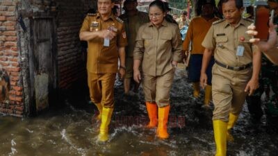 Gubernur Jateng dan Wali Kita Semarang saat meninjau sekaligus bantuan logistik bagi korban banjir di kecamatan Genuk, Semarang. Foto: istimewa