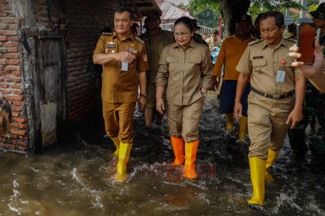 Gubernur Jateng dan Wali Kita Semarang saat meninjau sekaligus bantuan logistik bagi korban banjir di kecamatan Genuk, Semarang. Foto: istimewa