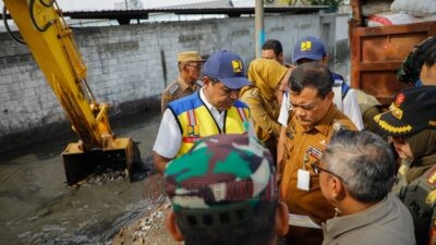Gubernur Jawa Tengah Ahmad Luthfi saat mengecek titik lokasi sodetan sungai Sayung, Kabupaten Demak, Senin (27/10/2025). Foto: dokumentasi