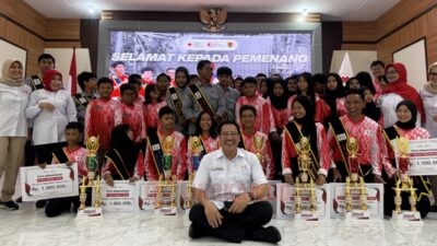 Para pengurus PMI dan para finalis Duta Kemanusiaan PMI Kota Semarang berfoto bersama penutupan bulan kemanusiaan pada hari Sabtu (18/10/2025) di Wisma Perdamaian Jl. Imam Bonjol No.209, Pendrikan Kidul, Kecamatan Semarang Tengah, Kota Semarang. Foto: dokumentasi