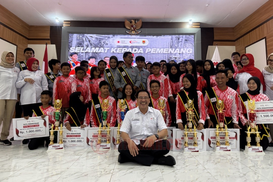 Para pengurus PMI dan para finalis Duta Kemanusiaan PMI Kota Semarang berfoto bersama penutupan bulan kemanusiaan pada hari Sabtu (18/10/2025) di Wisma Perdamaian Jl. Imam Bonjol No.209, Pendrikan Kidul, Kecamatan Semarang Tengah, Kota Semarang. Foto: dokumentasi