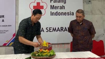 Ketua LBH Sumber Kasih Keadilan memotong nasi tumpeng dalam peresmian Lembaga Bantuan Hukum (LBH) Sumber Kasih Keadilan di gedung markas PMI Kota Semarang, Selasa (28/10/2025). Foto: dokumentasi