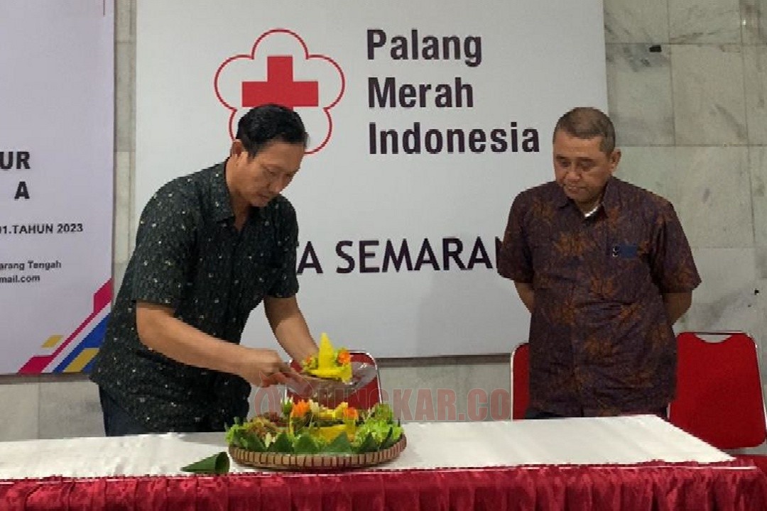 Ketua LBH Sumber Kasih Keadilan memotong nasi tumpeng dalam peresmian Lembaga Bantuan Hukum (LBH) Sumber Kasih Keadilan di gedung markas PMI Kota Semarang, Selasa (28/10/2025). Foto: dokumentasi