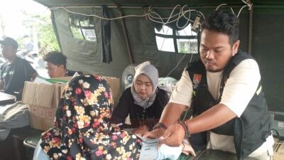 Petugas kesehatan dari Puskesmas Gayamsari saat melayani pasien di posko kesehatan yang didirikan di Jembatan Kaligawe Gayamsari, Kota Semarang, Rabu (29/10/2025) sore.