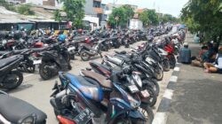 Disebut Banjir Terparah, Sepanjang Jembatan Kaligawe Jadi Lokasi Parkir Dadakan