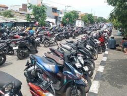 Disebut Banjir Terparah, Sepanjang Jembatan Kaligawe Jadi Lokasi Parkir Dadakan