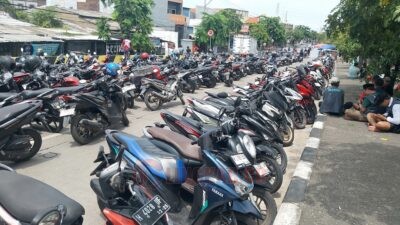 Ratusan kendaraan bermotor yang di parkir di badan jembatan Kaligawe Semarang. Foto: Rifqi/Lingkar.co