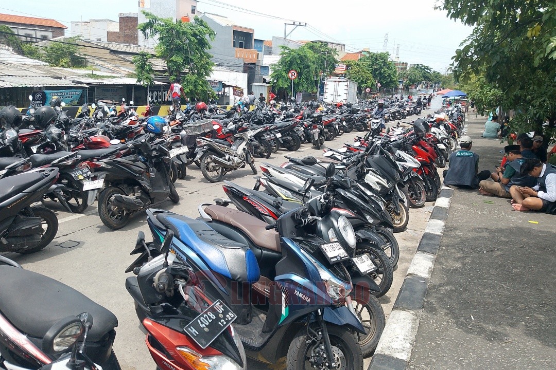 Ratusan kendaraan bermotor yang di parkir di badan jembatan Kaligawe Semarang. Foto: Rifqi/Lingkar.co