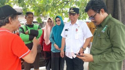 Ketua RW 8 Kelurahan Tambakrejo Arifin dan Ketua LPBI PCNU Kota Semarang, dr. Muhammad Hayyi Wildani saat melaporkan situasi kepada Camat Gayamsari di jembatan Kaligawe Semarang, Rabu (29/10/2025). Foto: Rifqi/Lingkar.co