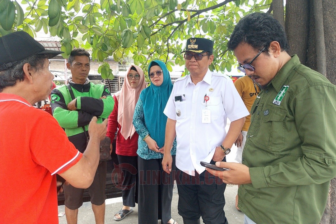 Ketua RW 8 Kelurahan Tambakrejo Arifin dan Ketua LPBI PCNU Kota Semarang, dr. Muhammad Hayyi Wildani saat melaporkan situasi kepada Camat Gayamsari di jembatan Kaligawe Semarang, Rabu (29/10/2025). Foto: Rifqi/Lingkar.co
