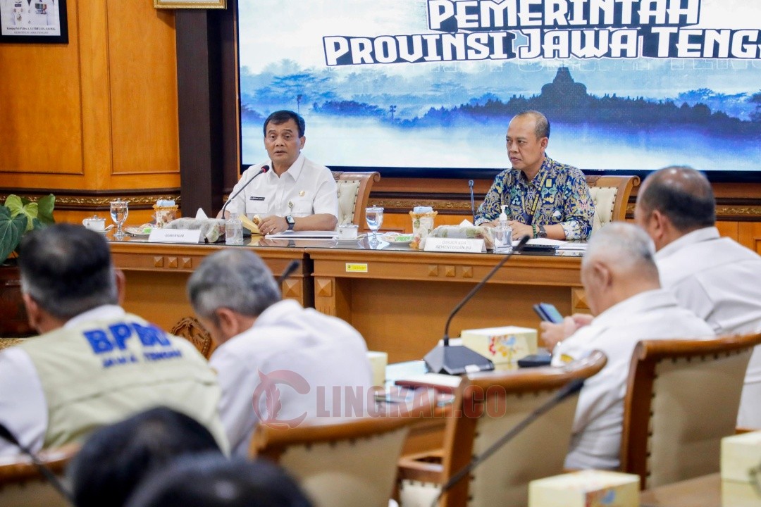 Gubernur Jawa Tengah Ahmad Luthfi saat pembahasan percepatan penanganan banjir Semarang dan Demak di Ruang Kerja Kantor Gubernur Jateng, Rabu (29/10/2025). Foto: dokumentasi