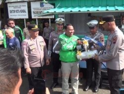 Ratusan Driver Ojol Ikuti Apel Kamtibmas di Polsek Kota Kendal, Kapolres Serahkan Warkop Kamtibmas