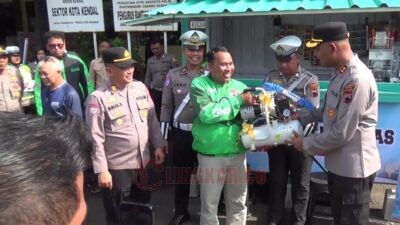 Kapolres Kendal, AKBP Hendry Susanto Sianipar. menyerahkan Warung Kopi (Warkop) Kamtibmas Ojol secara simbolis di Polsek Kendal Kota, Kamis (30/10/2025). Foto: Yoedhi/Lingkar.co