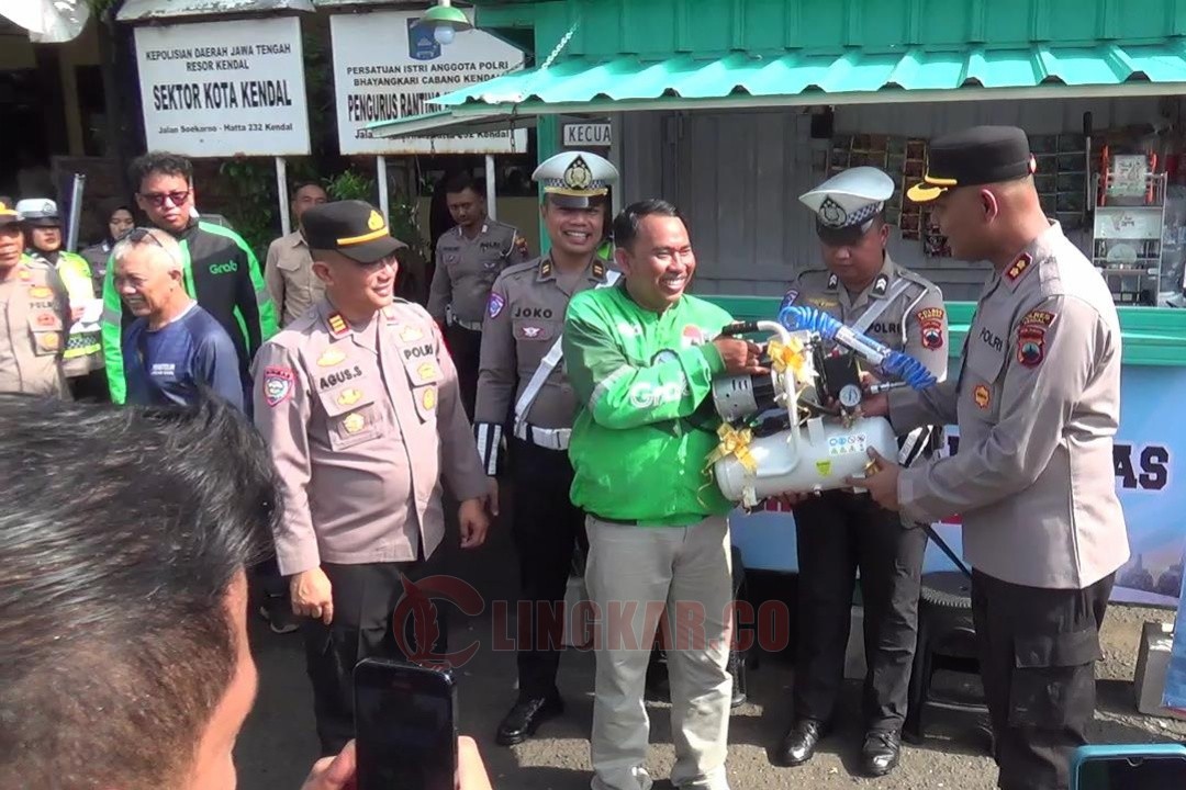 Kapolres Kendal, AKBP Hendry Susanto Sianipar. menyerahkan Warung Kopi (Warkop) Kamtibmas Ojol secara simbolis di Polsek Kendal Kota, Kamis (30/10/2025). Foto: Yoedhi/Lingkar.co