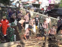 Prihatin Kondisi Kali Aji, Polisi dan Tentara Ajak Masyarakat Kaliwungu Bersihkan Sampah yang Menghambat Aliran Air