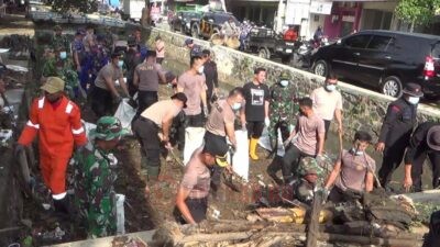 Prihatin Kondisi Kali Aji, Polisi dan Tentara Ajak Masyarakat Kaliwungu Bersihkan Sampah yang Menghambat Aliran Air. Foto: Yoedhi/Lingkar.co