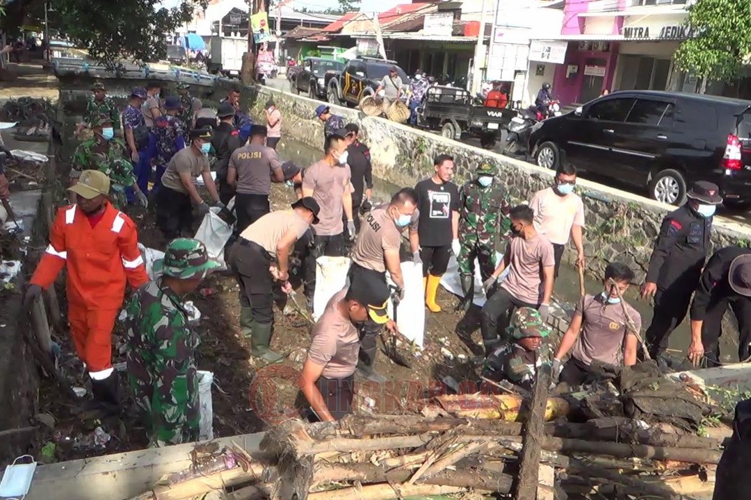 Prihatin Kondisi Kali Aji, Polisi dan Tentara Ajak Masyarakat Kaliwungu Bersihkan Sampah yang Menghambat Aliran Air. Foto: Yoedhi/Lingkar.co
