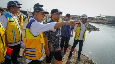Gubernur Jateng Ahmad Luthfi bersama Dirjen Kementerian PUPR saat meninjau kolam Retensi Terboyo, Semarang pada Kamis (30/10/2025). Foto: dokumentasi