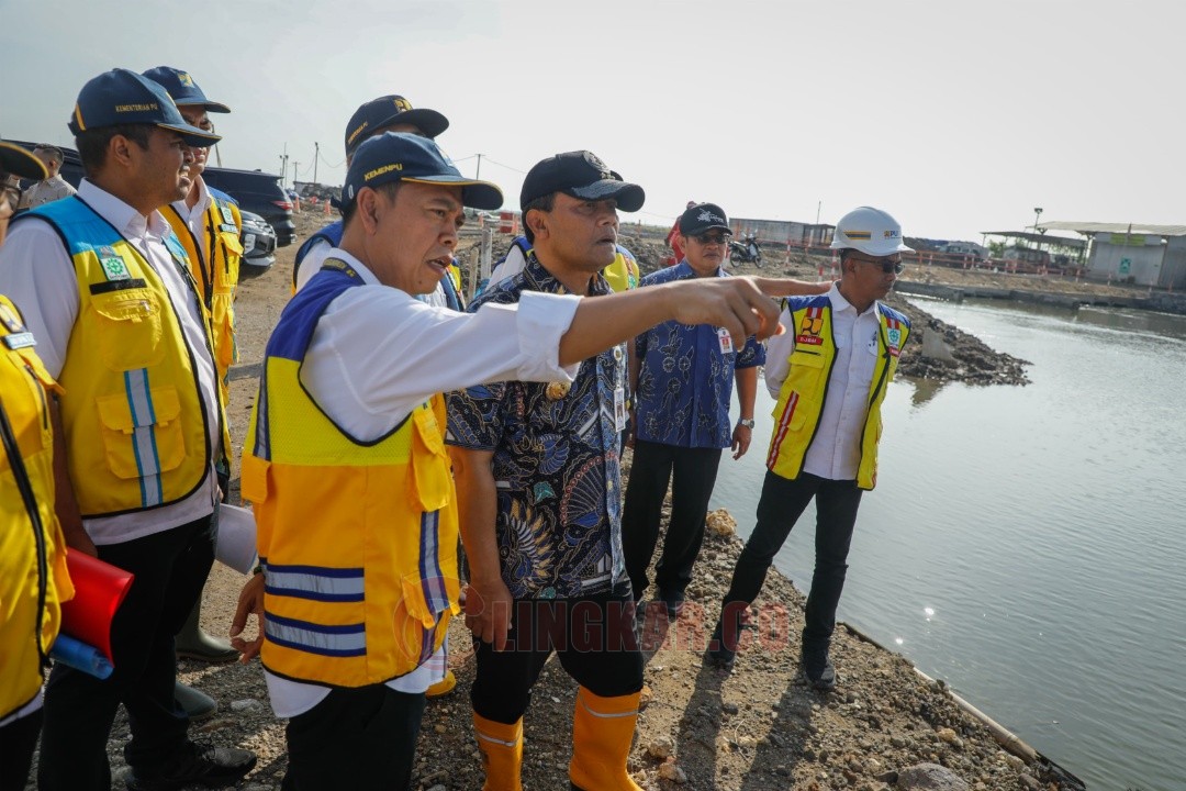 Gubernur Jateng Ahmad Luthfi bersama Dirjen Kementerian PUPR saat meninjau kolam Retensi Terboyo, Semarang pada Kamis (30/10/2025). Foto: dokumentasi