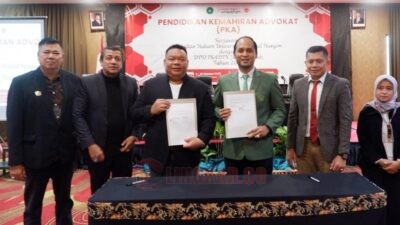 Dekan Fakultas Hukum Unwahas dan Ketua DPD Ikadin Jateng menunjukkan MoU untuk program kemahiran advokat di Unwahas. Foto: dokumentasi